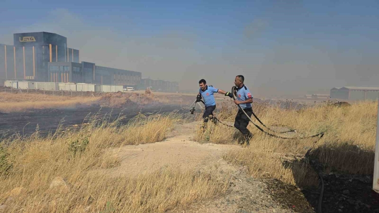 Gaziantep’teki Çıkan Anız Yangını Fabrikaları Tehdit Etti