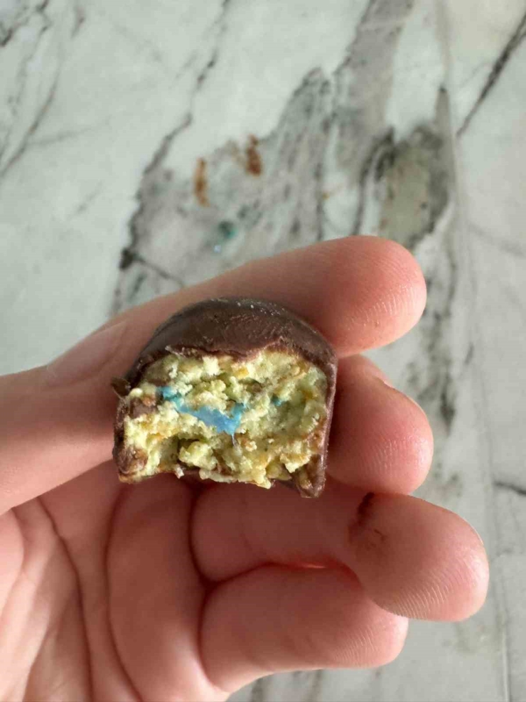 Dubai Çikolatasının İçinden Plastik Parçalar Çıktı, Ölümden Dönen Çocuğun İmdadına Annesi Yetişti