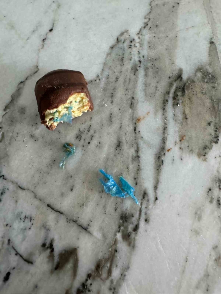 Dubai Çikolatasının İçinden Plastik Parçalar Çıktı, Ölümden Dönen Çocuğun İmdadına Annesi Yetişti