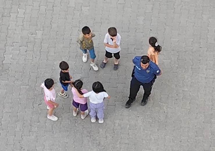Diyarbakır’da Çocuklar Polis Aracının Etrafını Sardı, Meslek Tanıtımı Ve Araca Bindirilmeleriyle Merakları Giderildi