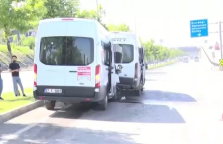 Gaziantep’te Yayaya Çarpan İşçi Servisine Başka Servis Çarptı: 1’i Ağır 4 Yaralı