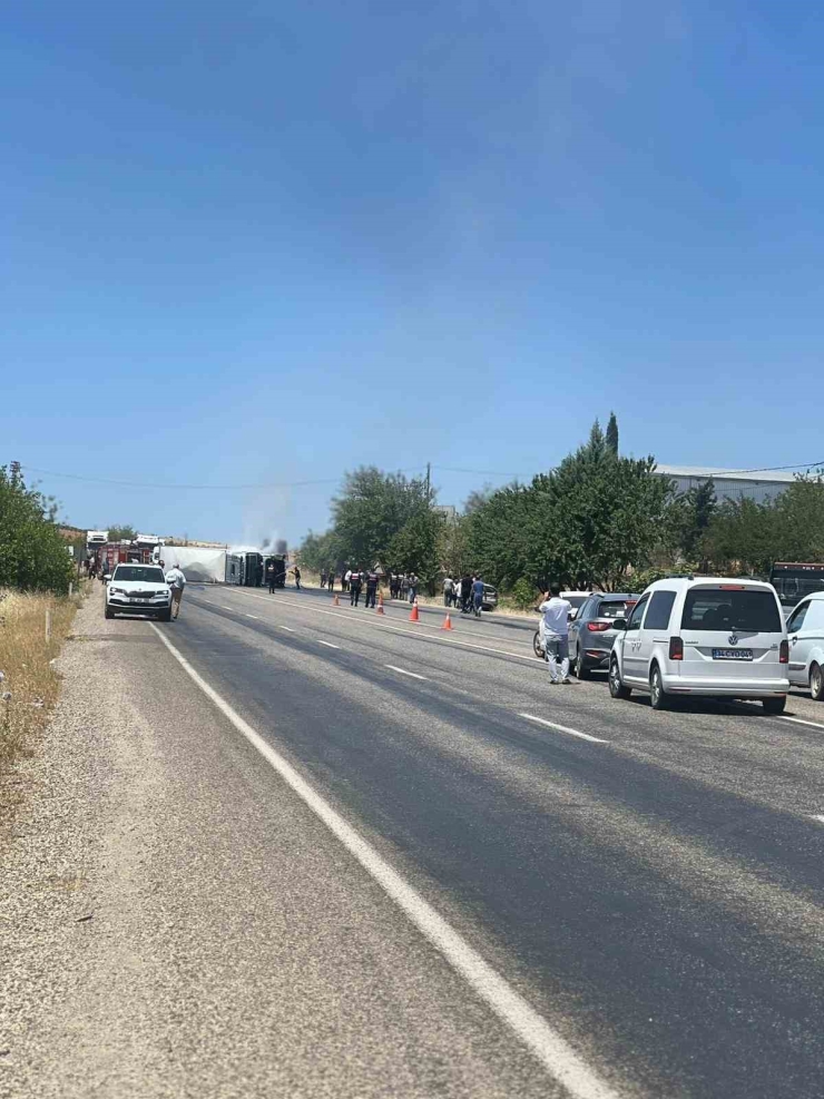 Devrilen Tırda Yangın Çıktı
