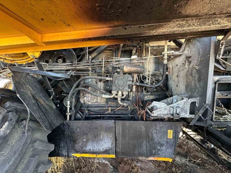 Biçerdöverin Motor Kısmında Çıkan Yangın Buğday Tarlasına Zarar Verdi