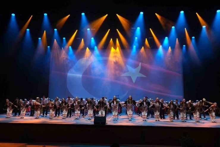 "ilk Kurşunlar" Gösterisi Ayakta Alkışlandı