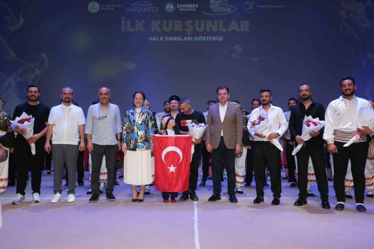"ilk Kurşunlar" Gösterisi Ayakta Alkışlandı