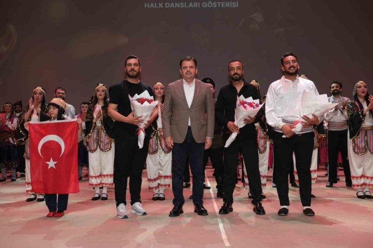 "ilk Kurşunlar" Gösterisi Ayakta Alkışlandı