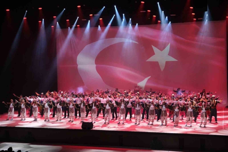 "ilk Kurşunlar" Gösterisi Ayakta Alkışlandı