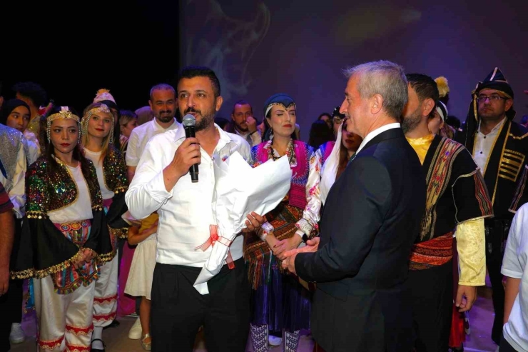 "ilk Kurşunlar" Gösterisi Ayakta Alkışlandı