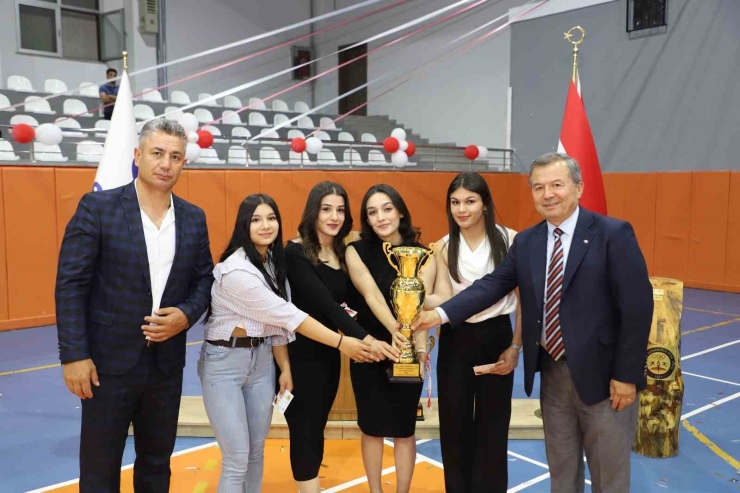 Adil Sani Konukoğlu Spor Lisesi’nde Mezuniyet Heyecanı