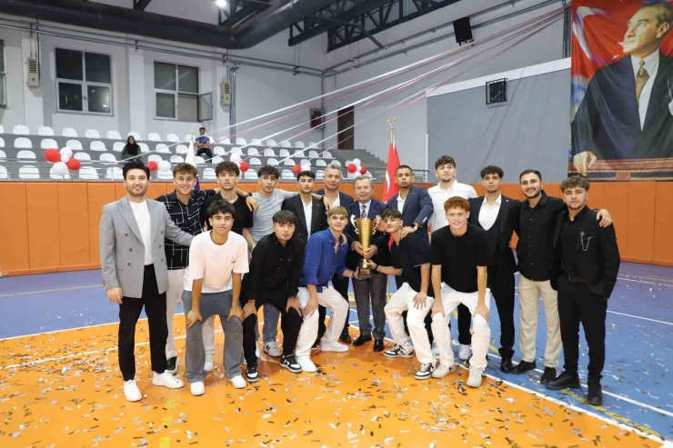 Adil Sani Konukoğlu Spor Lisesi’nde Mezuniyet Heyecanı