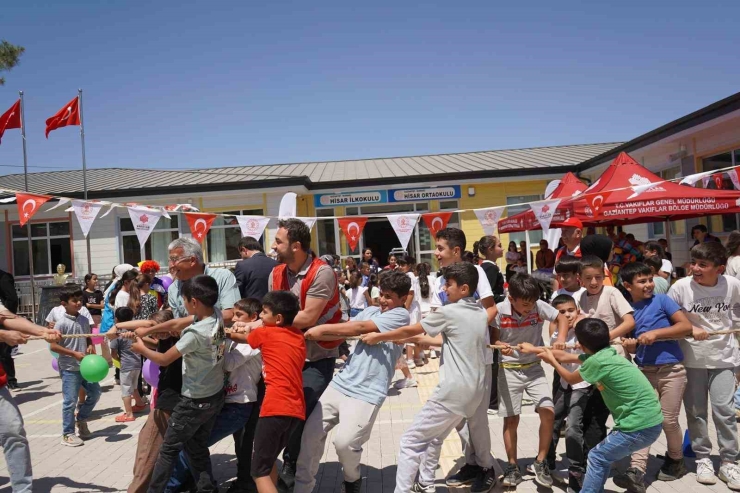 Gaziantep Vakıflar Bölge Müdürlüğü Depremzede Öğrencilerin Karne Sevincine Ortak Oldu