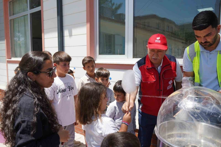 Gaziantep Vakıflar Bölge Müdürlüğü Depremzede Öğrencilerin Karne Sevincine Ortak Oldu