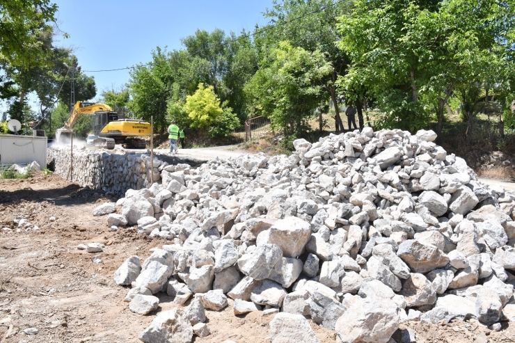 Yeşilyurt Belediyesi’nden Şahnahan’a Taş Duvarla Güvenli Yol