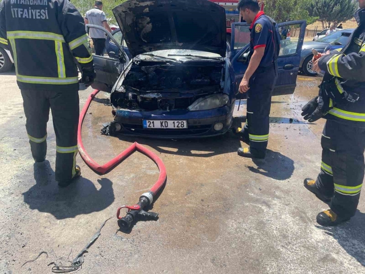 Diyarbakır’da Hastane Otoparkında Otomobil Yangını