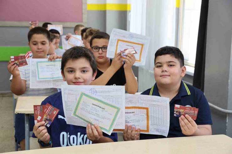 Şahin’den Tüm Öğrencilere Karne Hediyesi