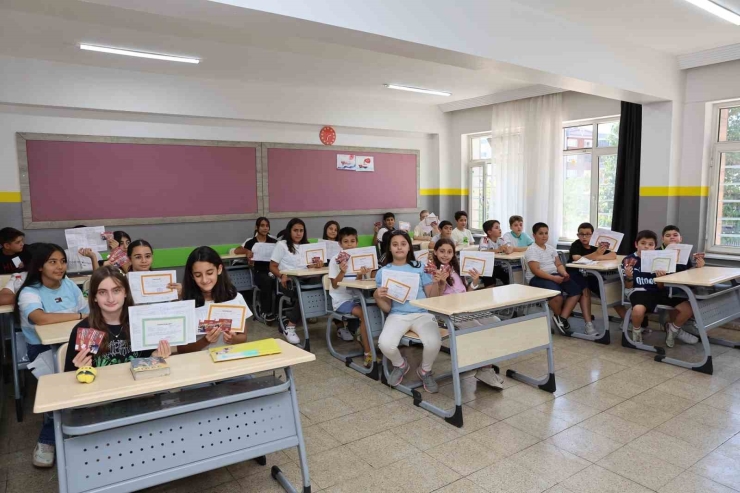 Şahin’den Tüm Öğrencilere Karne Hediyesi