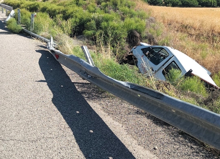 Malatya-sivas Yolunda Kamyonet Kontrolden Çıktı: 2 Yaralı