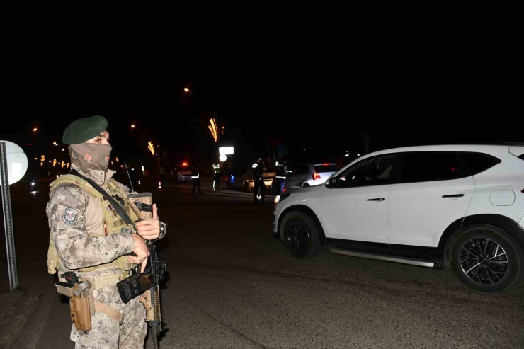 Siverek’te Asayiş Uygulamasına Vali Şıldak Eşlik Etti