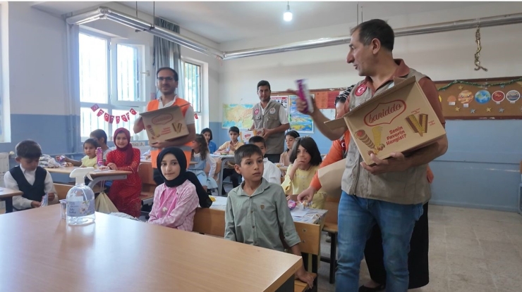 Siverek’te Öğrencilere Karne Gününde Dondurma Ve Kek İkram Edildi
