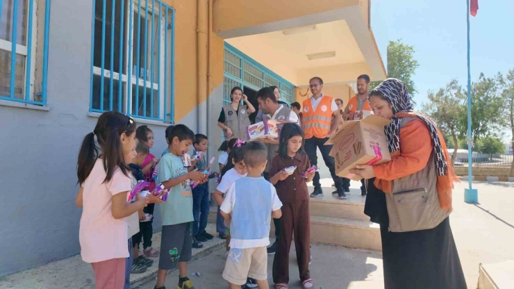 Siverek’te Öğrencilere Karne Gününde Dondurma Ve Kek İkram Edildi