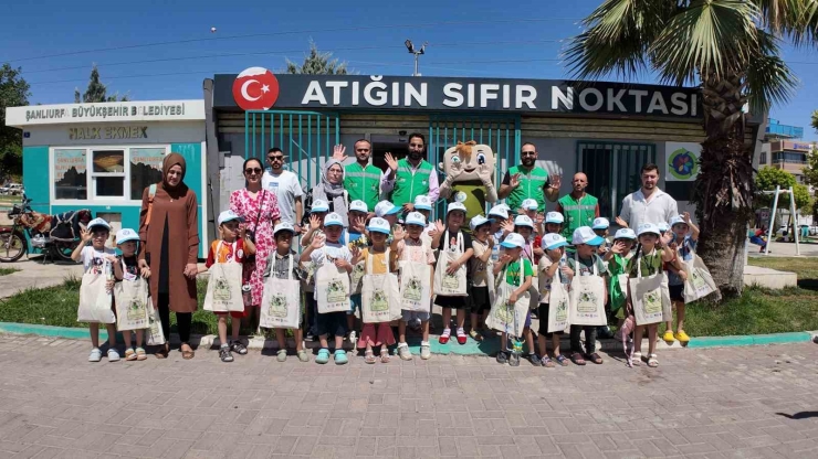 Takdir Belgesini Götüren Hediyesini Aldı