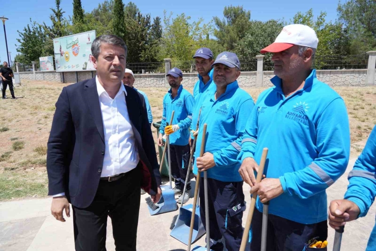 Adıyaman’da Safvan Bin Muattal Türbesi’nde Temizlik Çalışması