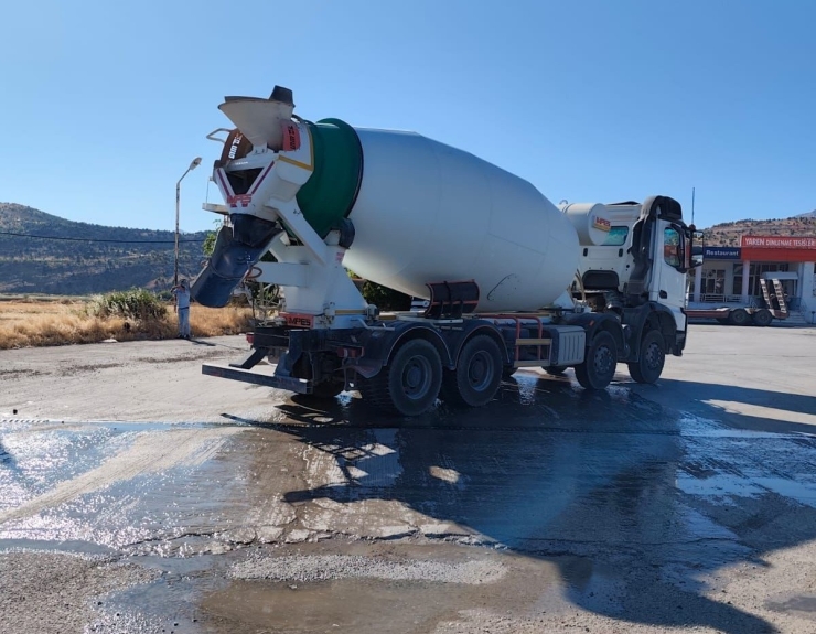 Tır İle Beton Mikseri Çarpıştı: 1 Yaralı