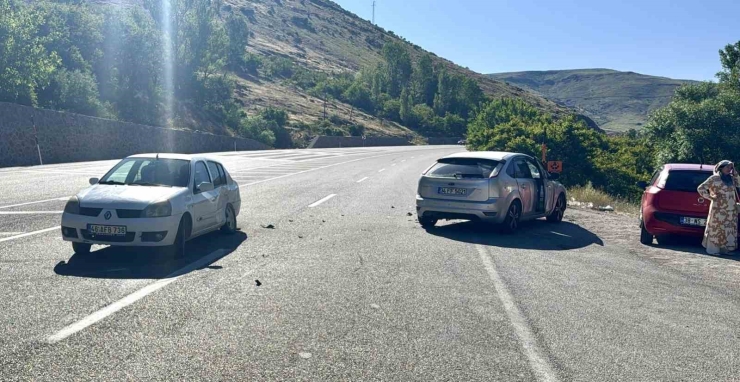 Malatya’da 2 Otomobil Çarpıştı: 1 Yaralı