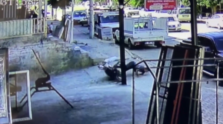 Şanlıurfa’da Motosiklet Kazasında Facianın Eşiğinden Dönüldü