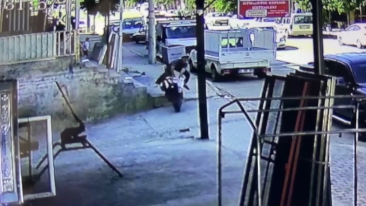 Şanlıurfa’da Motosiklet Kazasında Facianın Eşiğinden Dönüldü