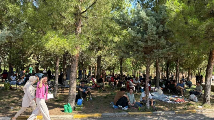 Diyarbakır’da Kimliğini Ve Giriş Belgesini Unutanların İmdadına Polis Yetişti