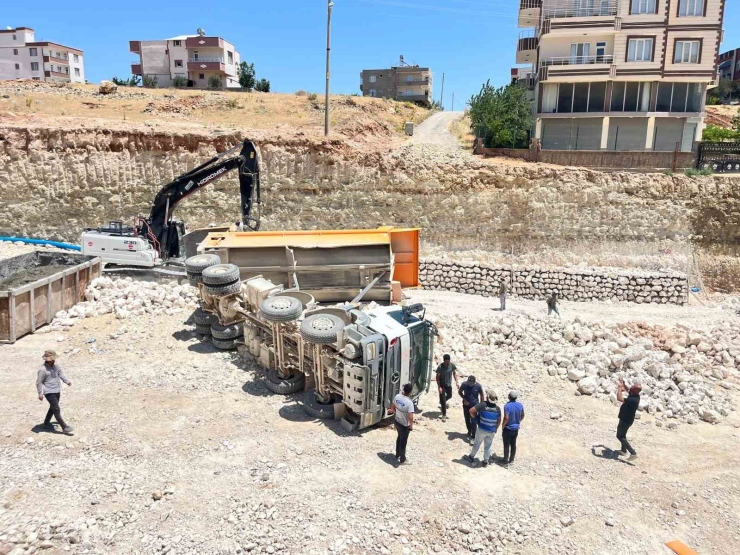 Yük Boşaltan Kamyon Devrildi