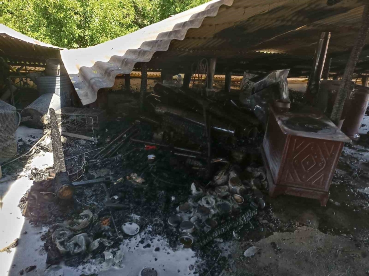 Darende’de Çatı Yangını Korkuttu
