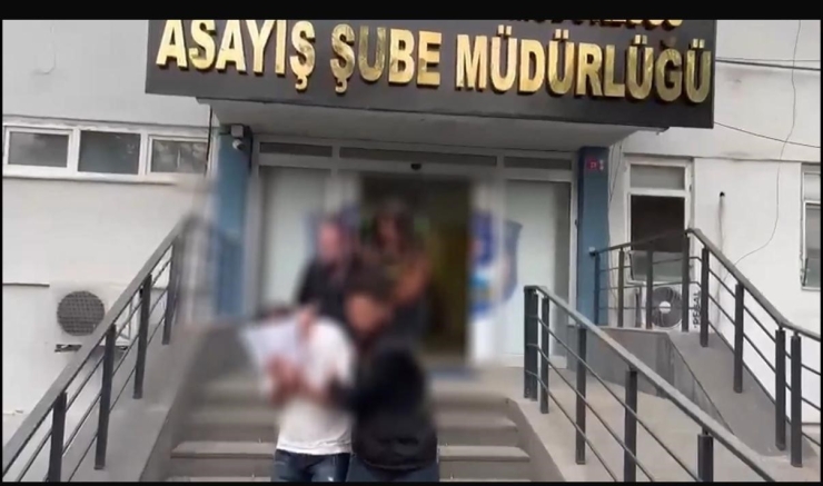 Atm Önlerinde Vatandaşları Dolandıran Şüphelilerin Kılık Değiştirip Kaçmaları Kameralara Yansıdı