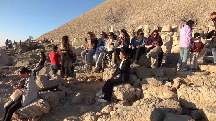 Nemrut Dağı’nda Hafta Sonu Turist Yoğunluğu