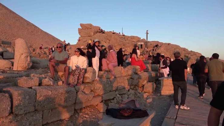 Nemrut Dağı’nda Hafta Sonu Turist Yoğunluğu