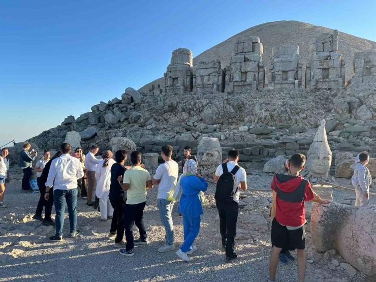Nemrut Dağı’nda Hafta Sonu Turist Yoğunluğu