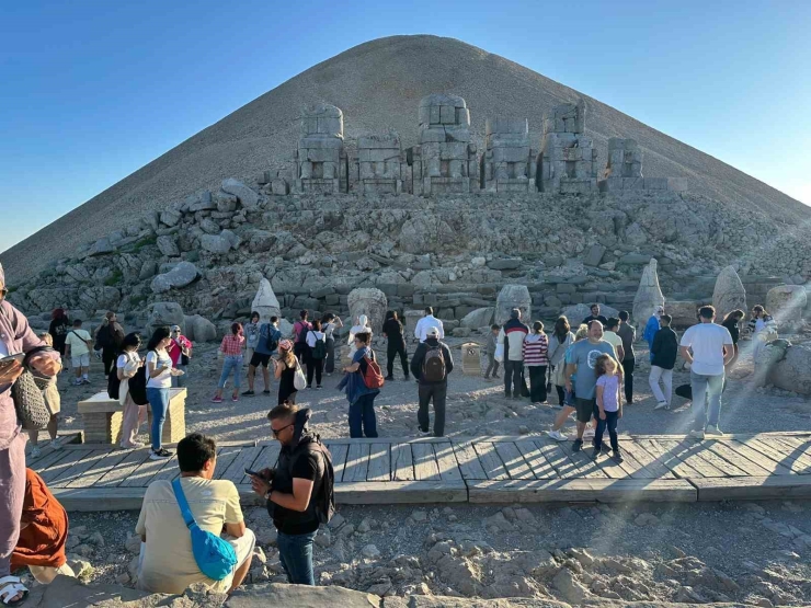 Nemrut Dağı’nda Hafta Sonu Turist Yoğunluğu