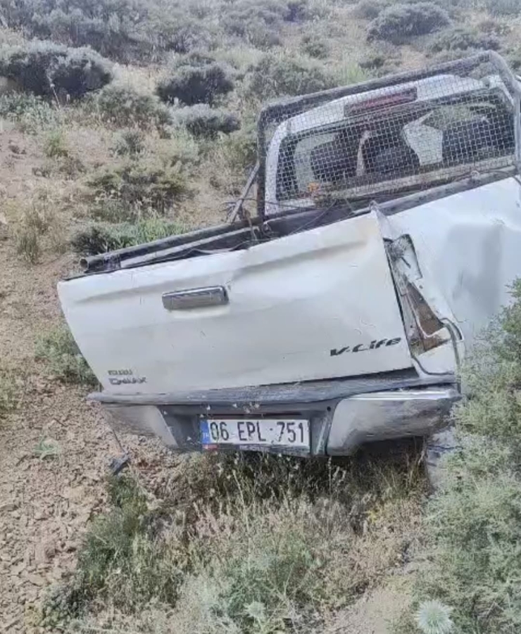 Kamyonet Uçuruma Yuvarlandı: 2 Ağır Yaralı