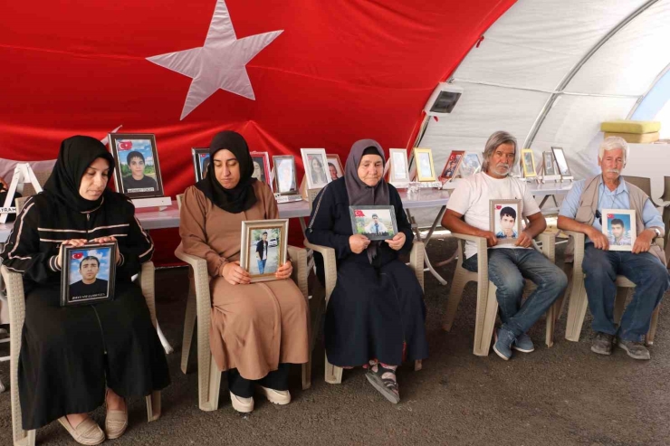 Diyarbakır Anneleri Kavurucu Sıcaklara Rağmen Evlat Nöbetine Devam Ediyor