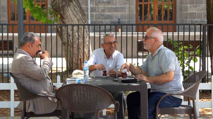 Gaziantep Büyükşehir’in Emekliler Lokali Büyük İlgi Görüyor