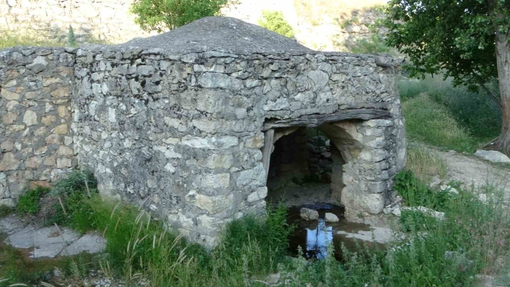 Asırlık Selçuklu Çeşmeleri Zamana Direniyor