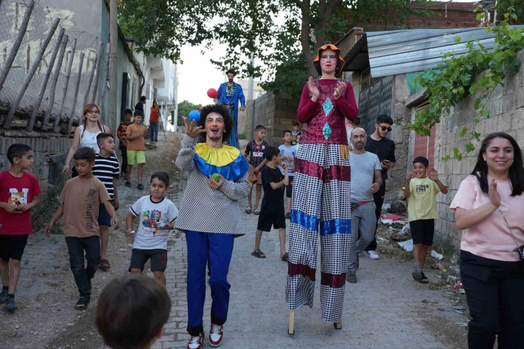 Gezici Çocuk Tiyatro Günleri Ergani, Hazro Ve Hani’de Çocuklarla Buluştu