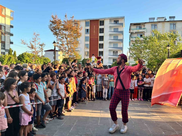 Gezici Çocuk Tiyatro Günleri Ergani, Hazro Ve Hani’de Çocuklarla Buluştu