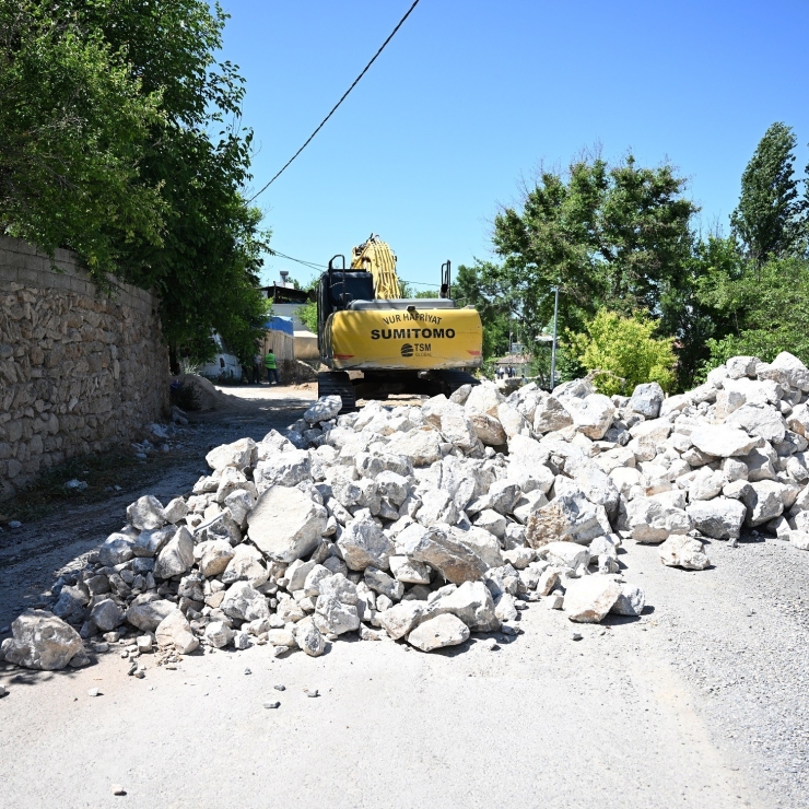 Yeşilyurt’ta Taş Duvar Çalışmalarıyla Yollar Daha Güvenli Hale Geliyor