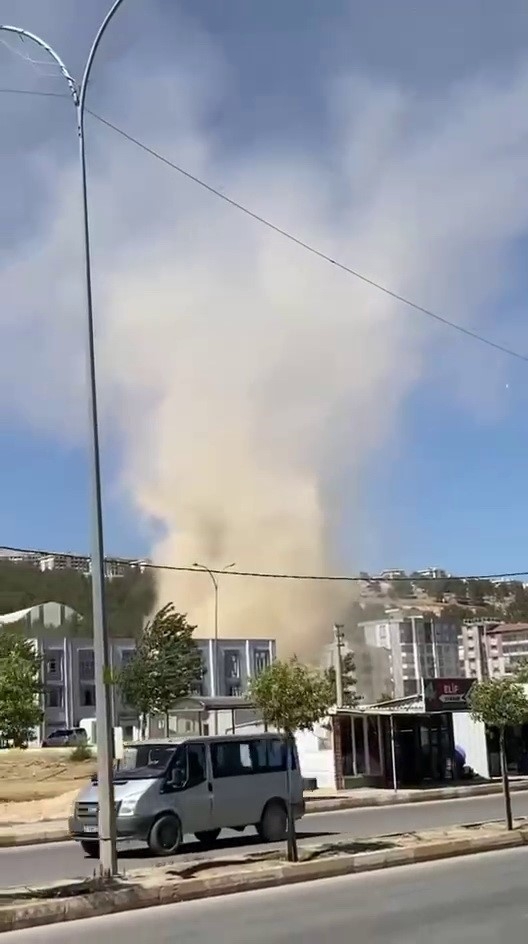 Adıyaman’da Rüzgar, Hortumlara Neden Oldu