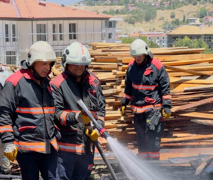 Malatya’da Ağır Hasarlı Okulun Çatısında Korkutan Yangın