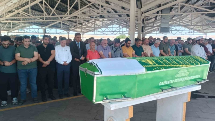Şüpheli Şekilde Düşerek Hayatını Kaybeden Hamile Kadının Ailesi Cinayet İddiasında Bulundu