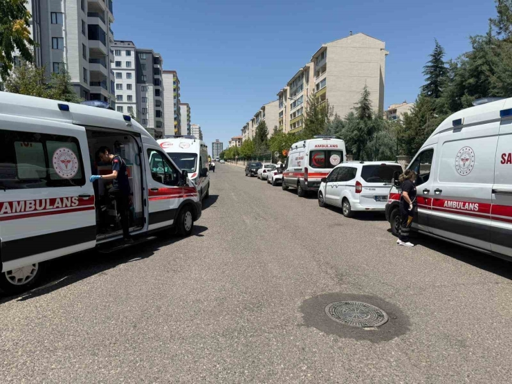 Klima Ünitesinden Çıkan Yangında Duman Binayı Kapladı, 4 Kişi Etkilendi