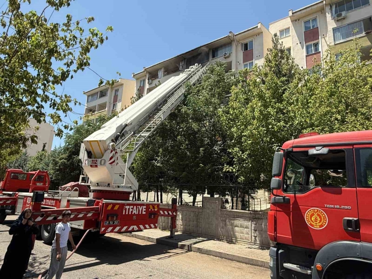 Klima Ünitesinden Çıkan Yangında Duman Binayı Kapladı, 4 Kişi Etkilendi